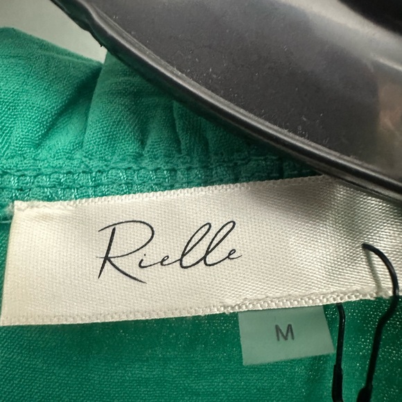 Rielle Sleeveless Ruffle Neck Blouse Size Medium Emerald Green Crepe NWT - Picture 3 of 5